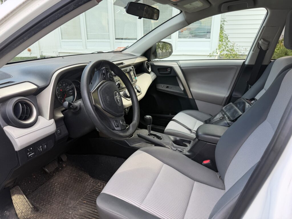 2013 Toyota RAV4 LE - Photo 16